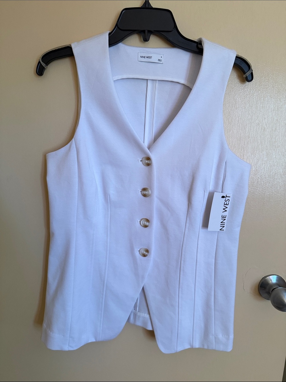 Nine West White Sleeveless V-Neck Button Vest with